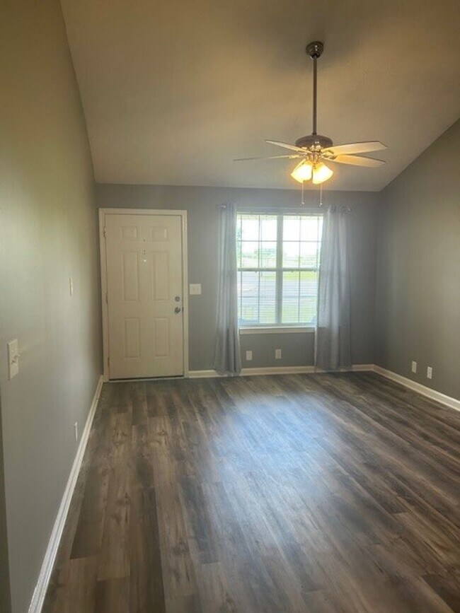 Building Photo - Rivergate Townhome Available Now