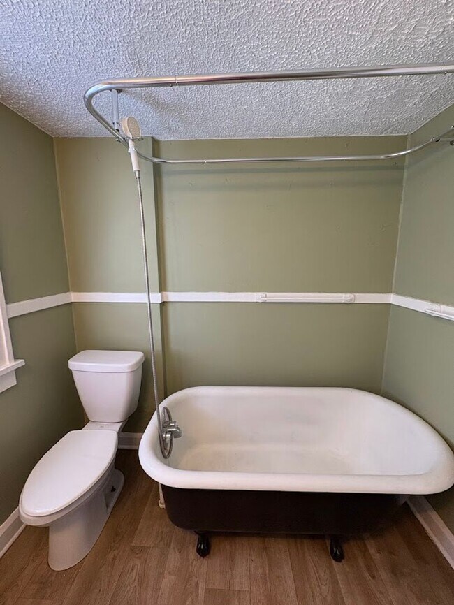 Building Photo - Two bedroom one bathroom home for rent