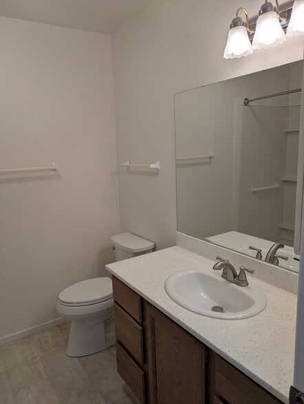 bath - 887 Marigold Ct