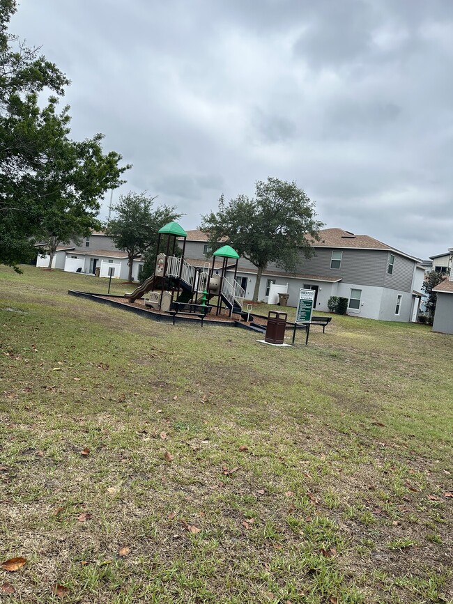 Building Photo - Amber Pointe Townhouse