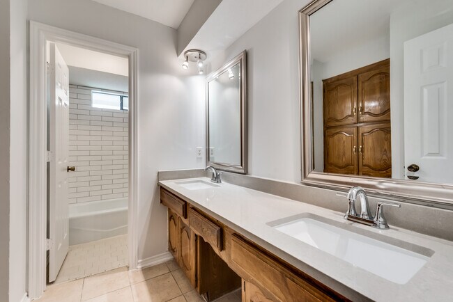 Building Photo - 923 S Greenstone Ln