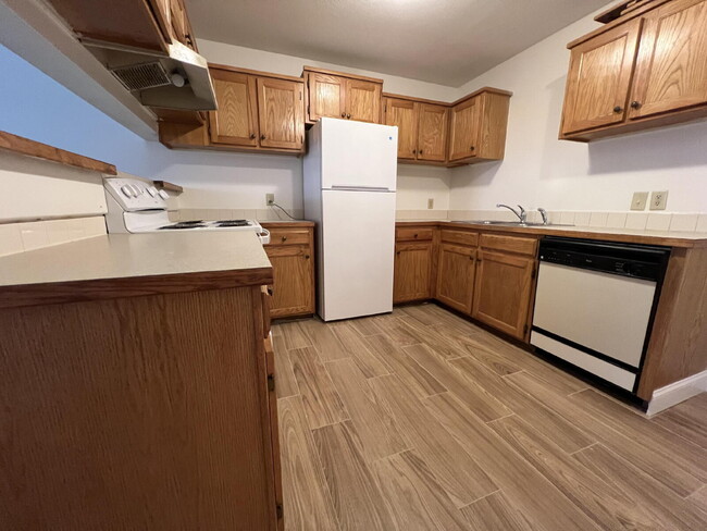 Building Photo - Newly Remodeled 2BR unit