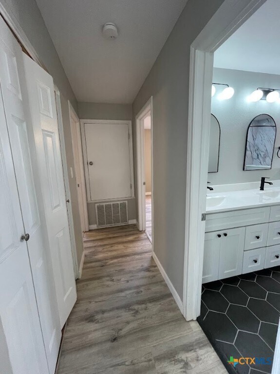 Building Photo - 744 Hill Top Dr