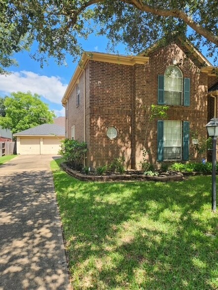 2 car detached garage - 1215 Teal Ct N
