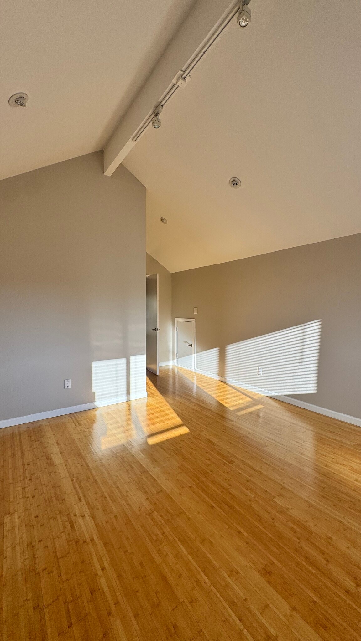 Building Photo - 2825 King Edward Dr