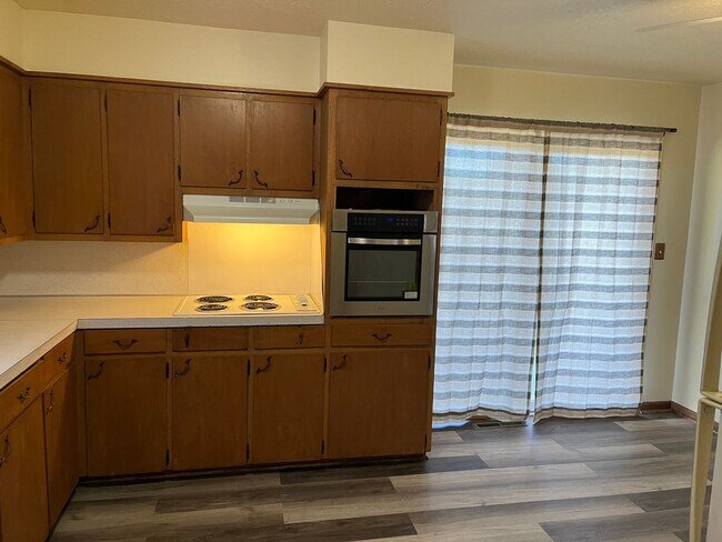 Building Photo - ADORABLE 3 BEDROOM HOUSE- FENCED BACK YARD