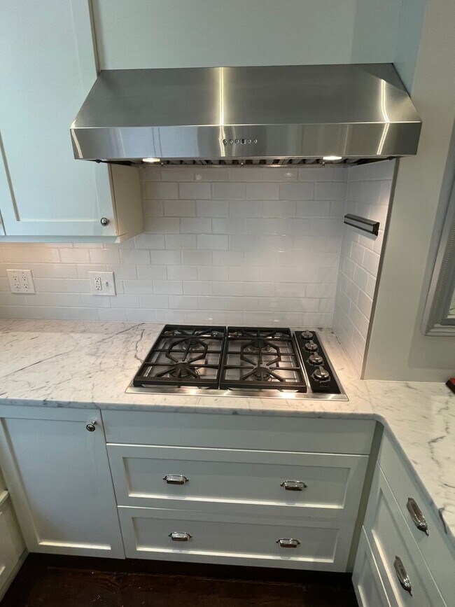 Building Photo - Georgetown Splendor with Garage Parking