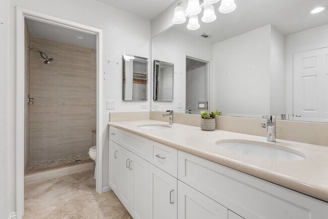 Building Photo - 2262 Martinique Ln