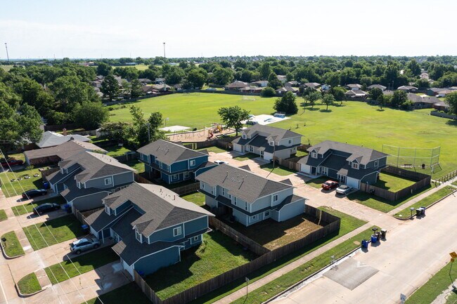 Building Photo - 727 Vicksburg Ave