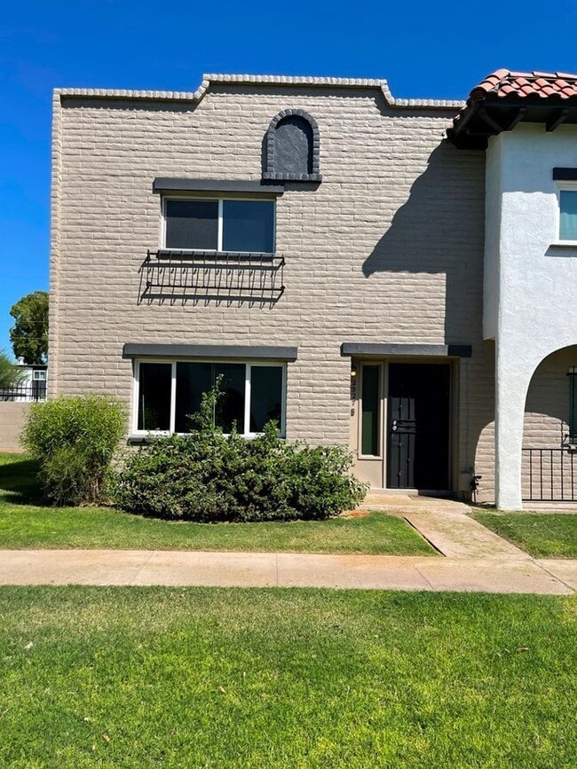 Primary Photo - 2927 E Fairmount Ave