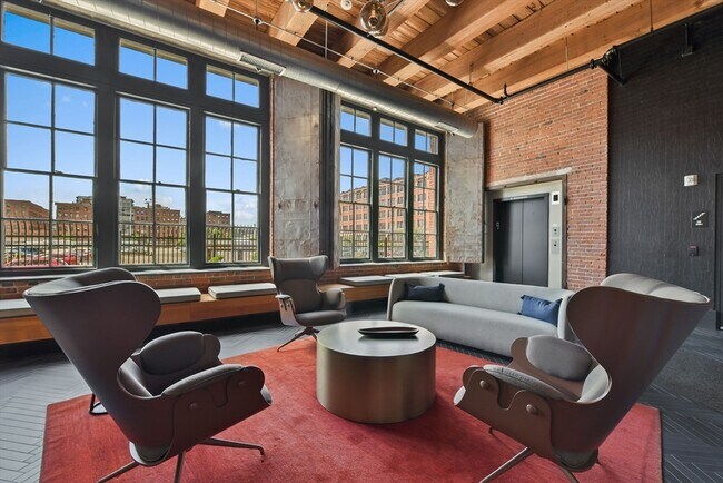 Building Photo - 319 A St