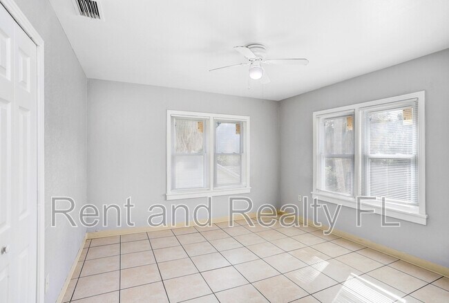 Building Photo - 827 Paris Ave S