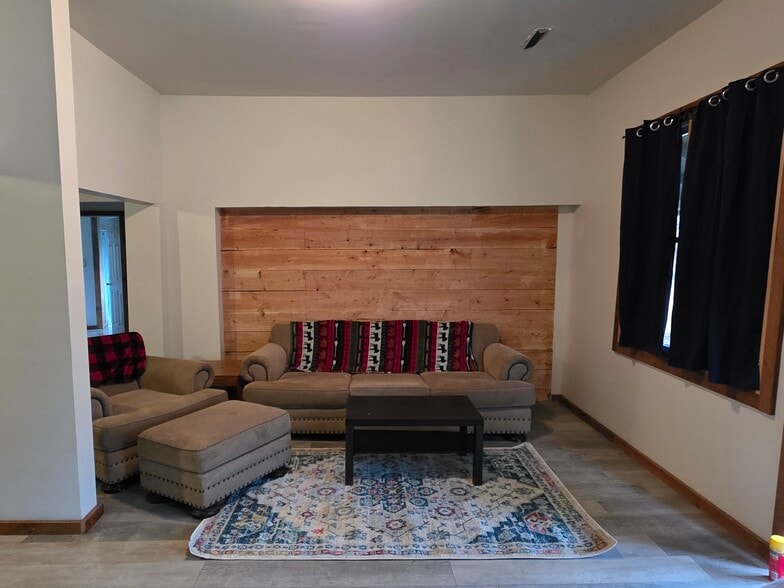 Living Room Area - 11141 US-62