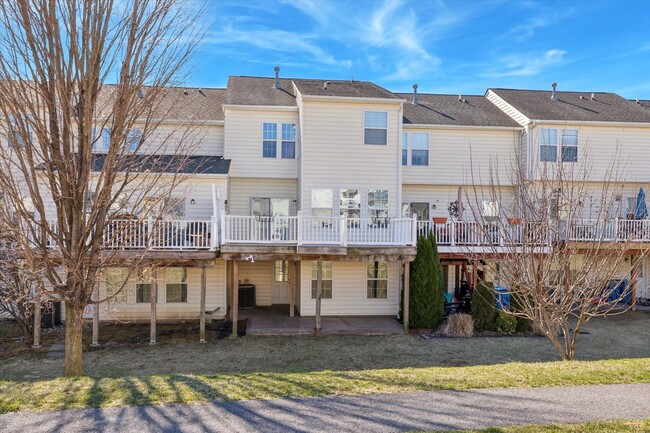 Building Photo - Newly Renovated 3 Bed 2.5 Bath Townhome in...