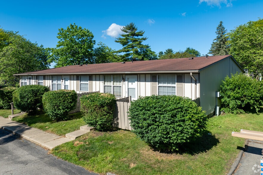 Front of building - Cedargate Apartments