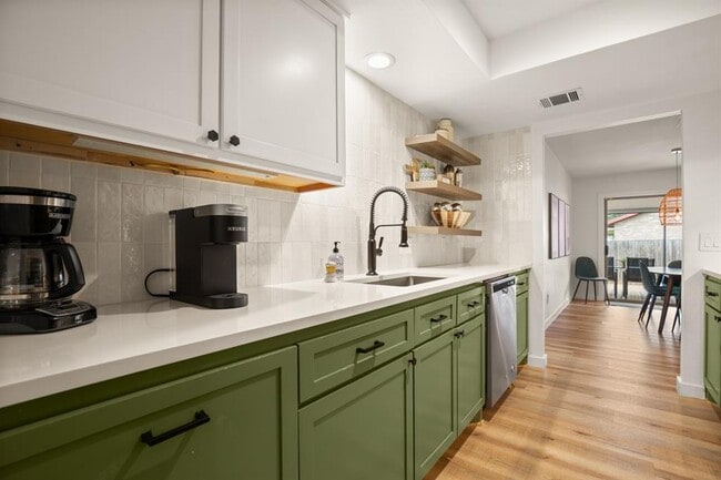 Building Photo - 11011 Jordan Ln