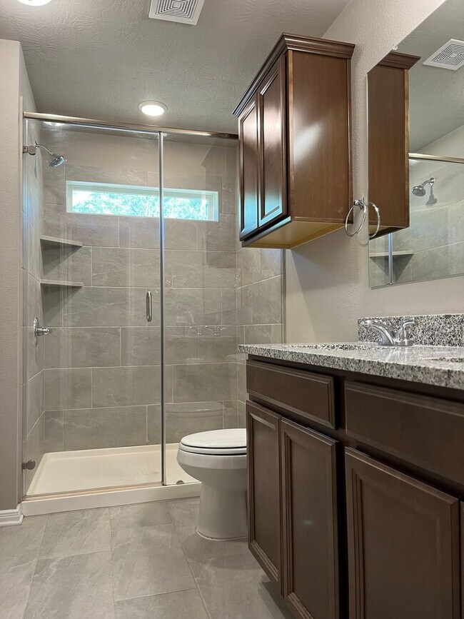 Building Photo - Like new 3 bedroom, 2 bath in the gated community of Point Aquarius/Summerchase