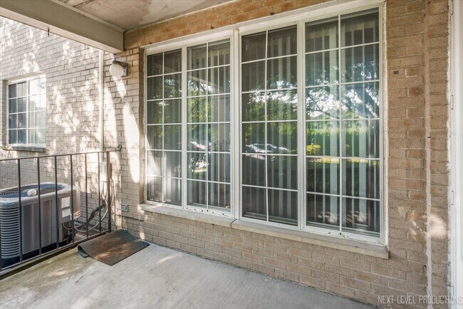 Building Photo - 451 Valley Dr