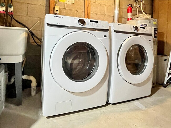 Building Photo - 3 Treetop Dr