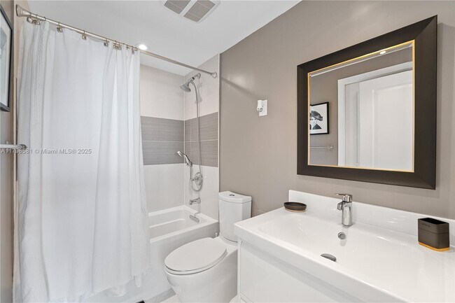 Building Photo - 1408 Brickell Bay Dr