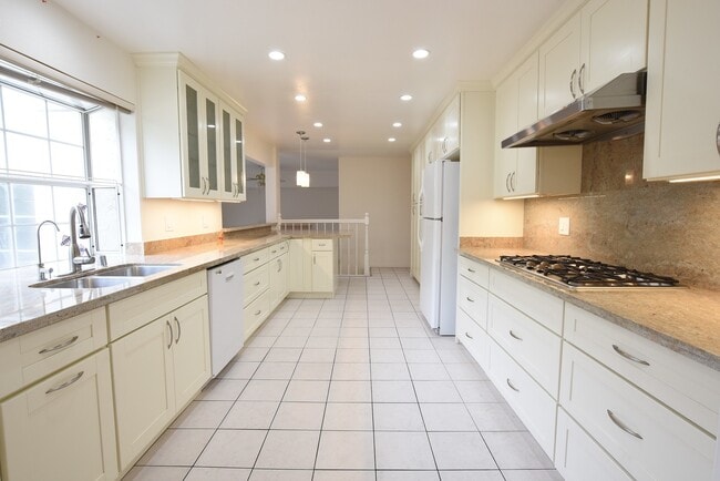 Building Photo - Remodeled & Spacious West San Jose 5 Bedroom 3 Bath Home