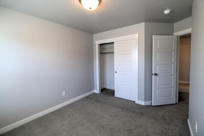 Building Photo - $200 Off First Month Rent! Stunning Lehi Home