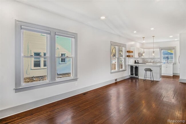 Building Photo - 565 W Saratoga St