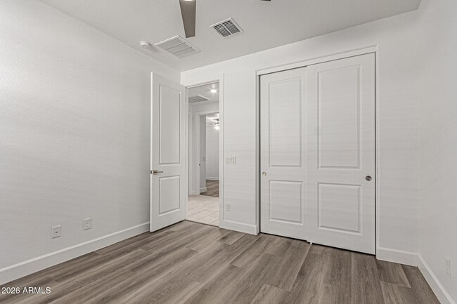 Building Photo - 18455 W Sandlewood Dr