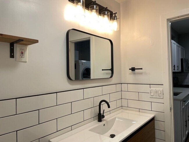 Building Photo - 418 3rd St