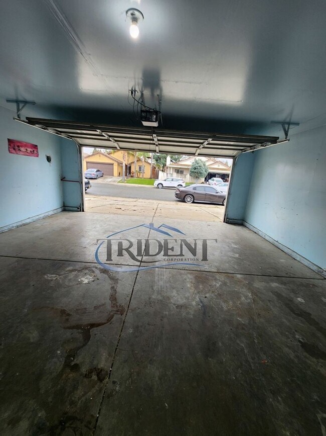 Building Photo - 3 bedroom, 2 ½ bath SOLAR home