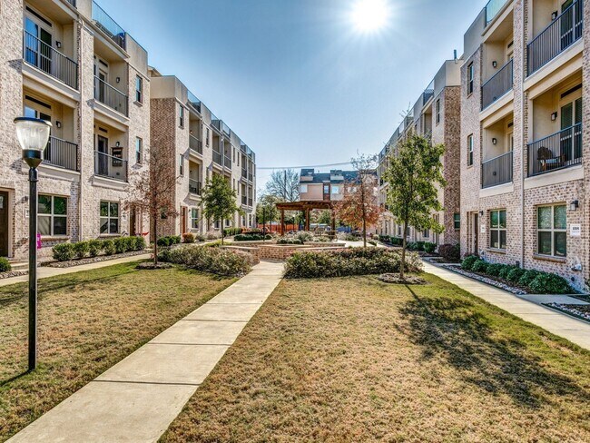 Building Photo - Rooftop Evenings, 3 bedroom 3 bath Condo. ...
