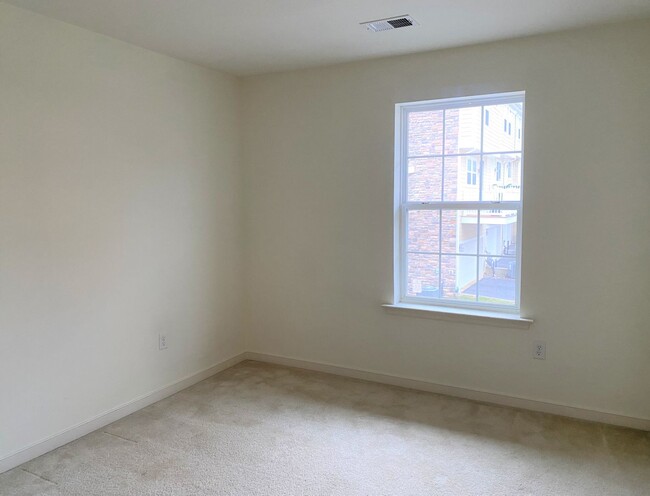 Building Photo - Stunning 3 Bedroom Townhouse in Gaithersburg!