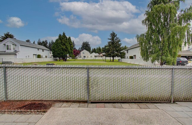 Building Photo - Welcome to this charming 2 bedroom, 2 bath...