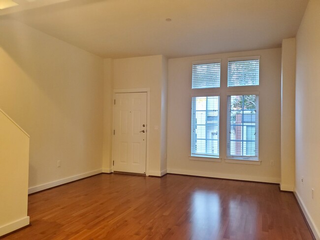 Building Photo - Spacious Townhome, Bonus Room, Fresh Paint...