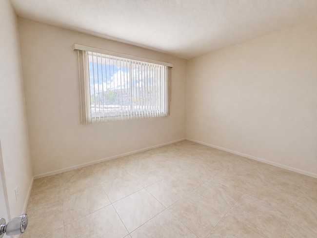 Building Photo - Downtown Sarasota! 55+ community! Beaches and shopping nearby! Partially Furnished available!
