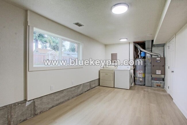 Building Photo - Newly Remodeled 5 Bed, 2 Bath Home with RV/Boat Parking in Oregon City
