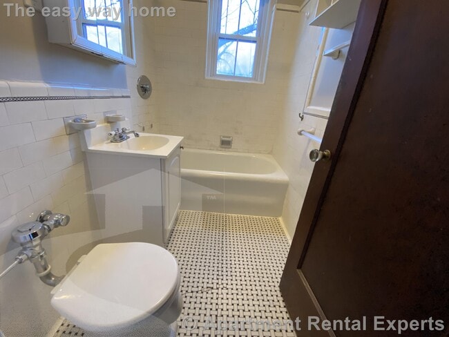 Building Photo - 119 College Ave