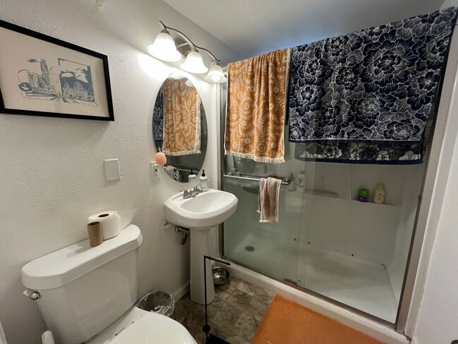 Building Photo - 1041 W Vine Dr