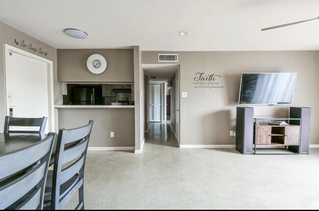 Building Photo - 8529 Hearth Dr