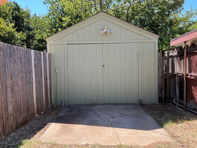 Building Photo - Fully Remodeled Home In Great Area Near Tinker AFB