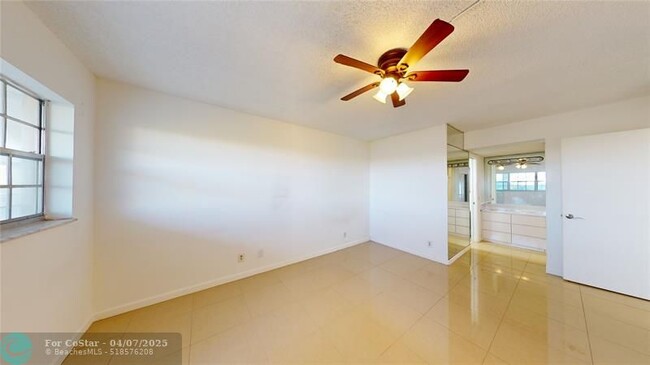 Building Photo - 3080 N Course Dr