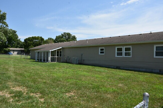 Building Photo - 714 E Nance Dr