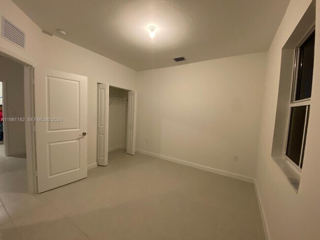 Building Photo - 2310 SE 28th Dr