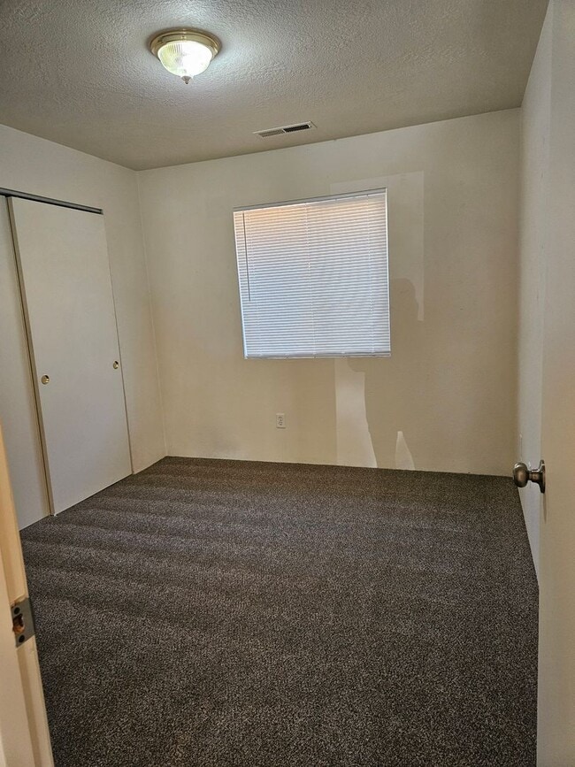 Building Photo - Clean Duplex