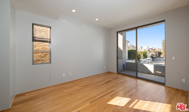 Building Photo - 143 Union Jack Mall