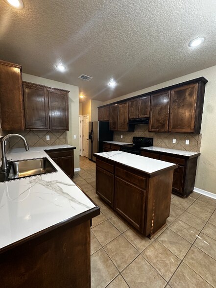 Building Photo - 3052 Pine Valley Dr