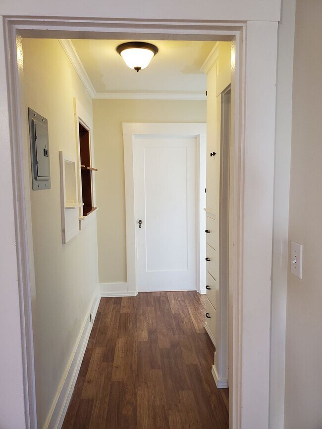 Building Photo - Charming 2 bedroom home