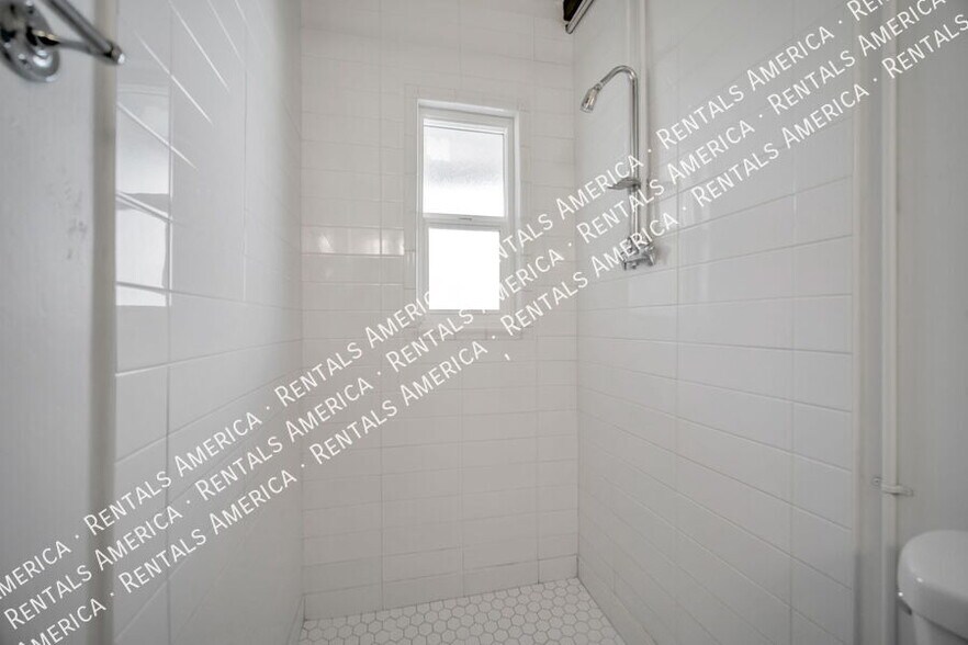 Building Photo - 3050 N Sparkman Blvd