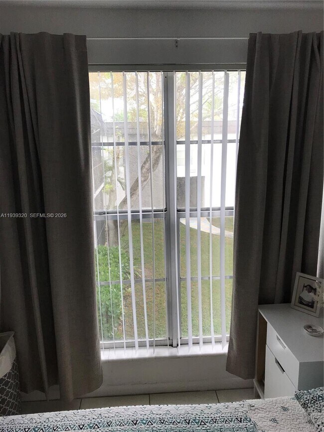 Building Photo - 10353 N Kendall Dr