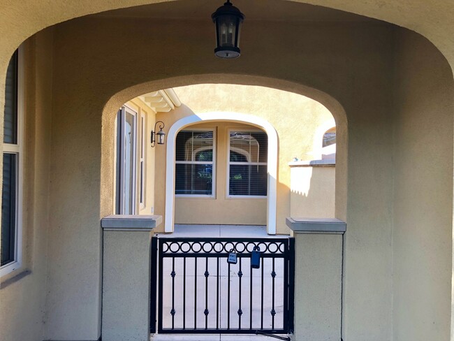 Building Photo - Wow, A Woodbury 3 BD, 2.5 BA Townhome